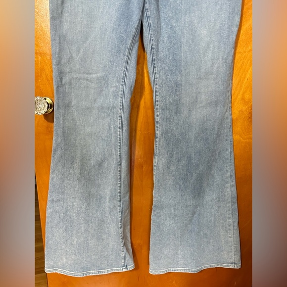 Abercrombie Ultra High Rise Flare Jean - Picture 4 of 8